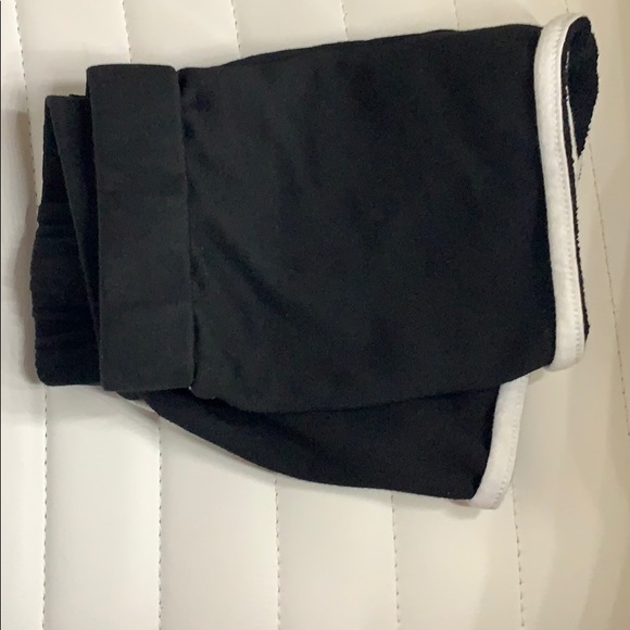 Black shorts with a white trimming - Picture 2 of 3